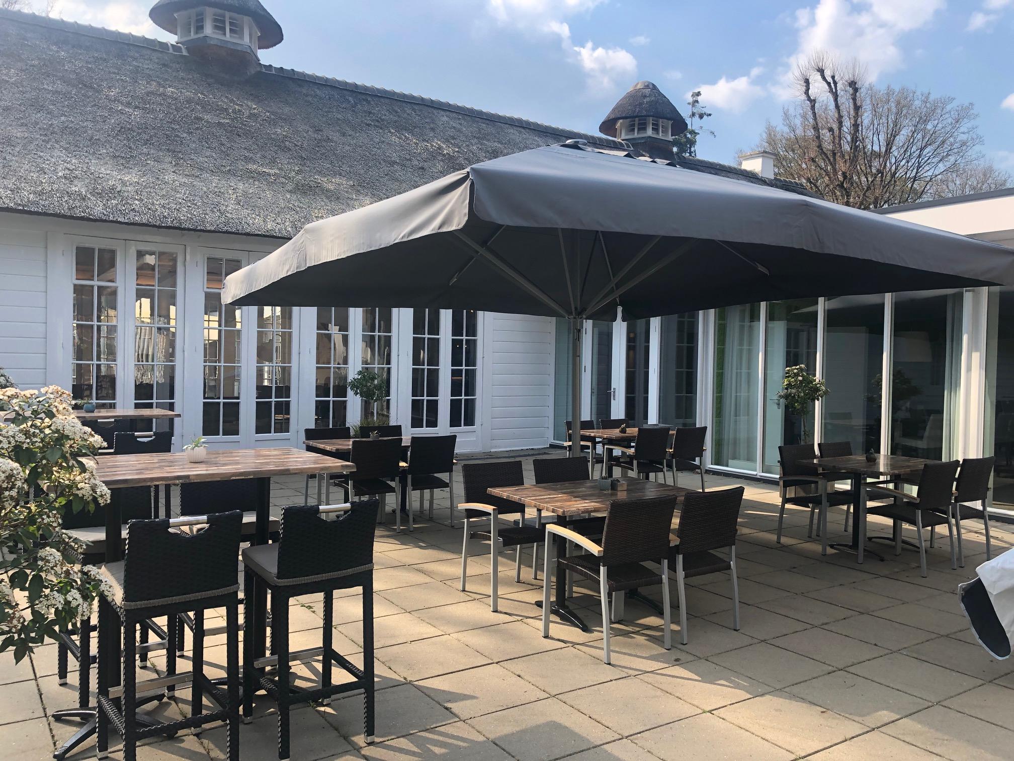 restaurantterras-met-lounge-deuren